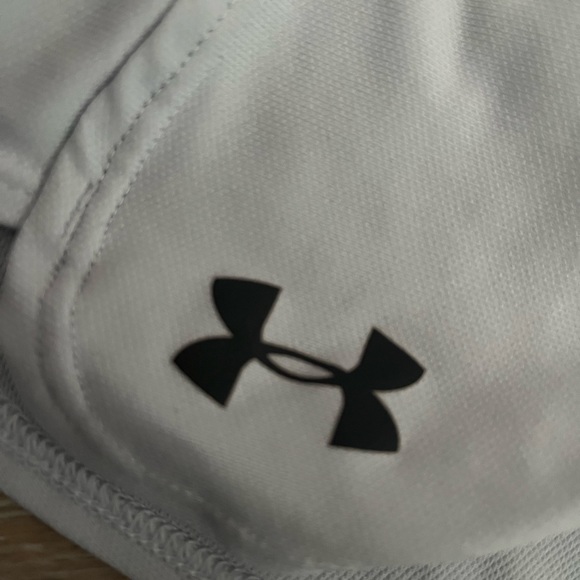 Light grey women’s small under armour shorts - Picture 3 of 4